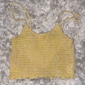 Super cute yellow top💛🤍